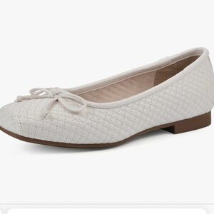 Cliffs by White Mountain Women’s Bessy Quilted Ballet flat - Size 8W Cream Bow
